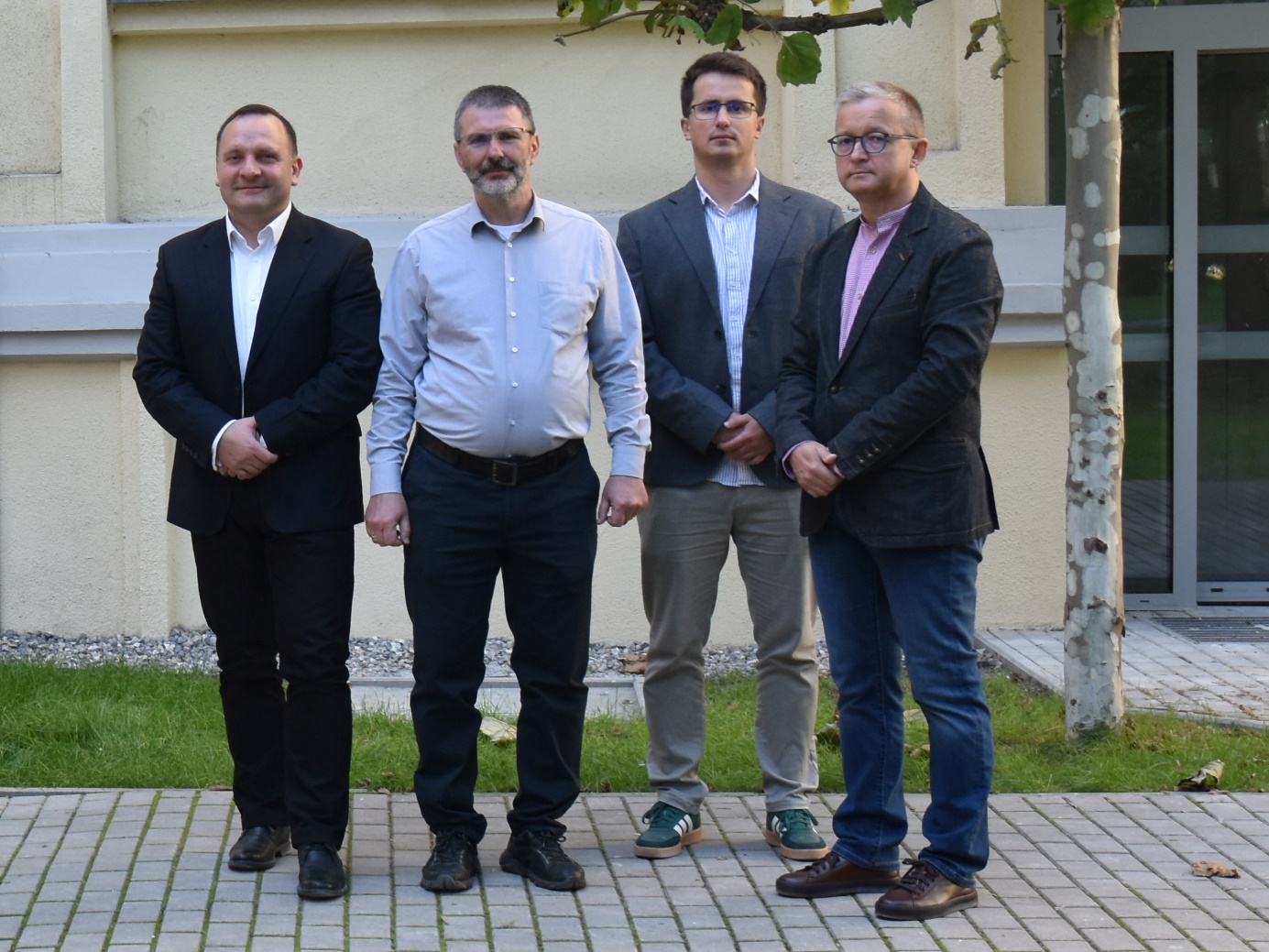 Zdjęcie zespołowe z materiałów KGIiB